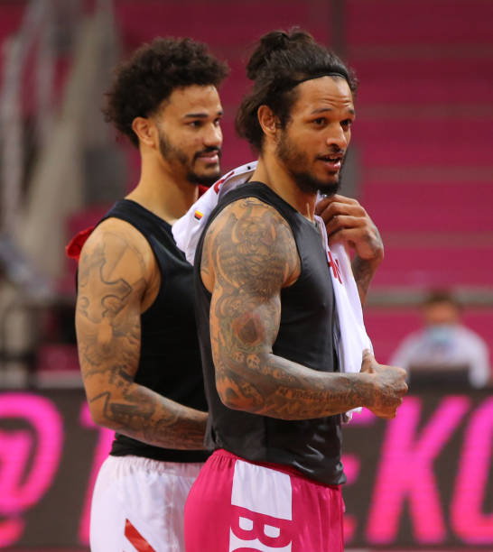 他们仍在关 他们仍在关